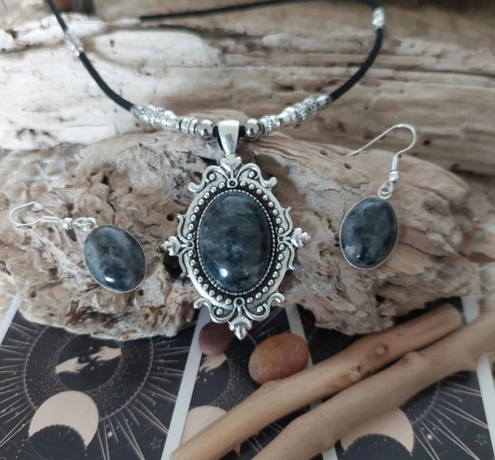 Parure boho-mystique, magnifique camée
vintage labradorite noire sautoir multiperles